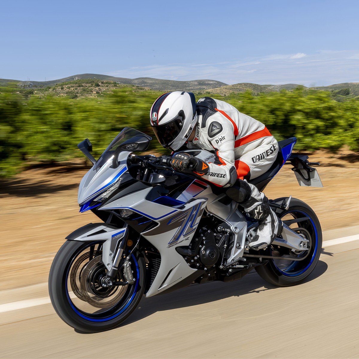 Zontes ZT703RR motor tricilíndrico en carretera